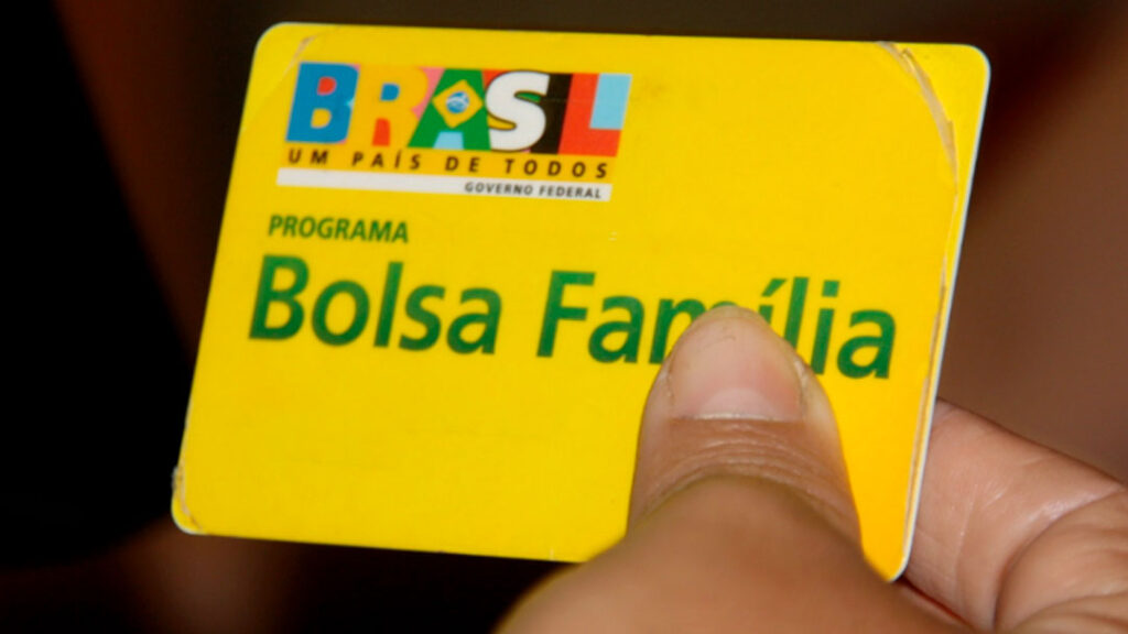 Cartão de Crédito oferecido pelo Bolsa Família deixa brasileiros pulando de alegria; Veja como SOLICITAR O SEU